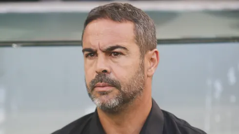 Artur Jorge tecnico do Botafogo durante partida contra o Athletico-PR no estadio Arena da Baixada pelo campeonato Brasileiro A 2024. Foto: Gabriel Machado/AGIF