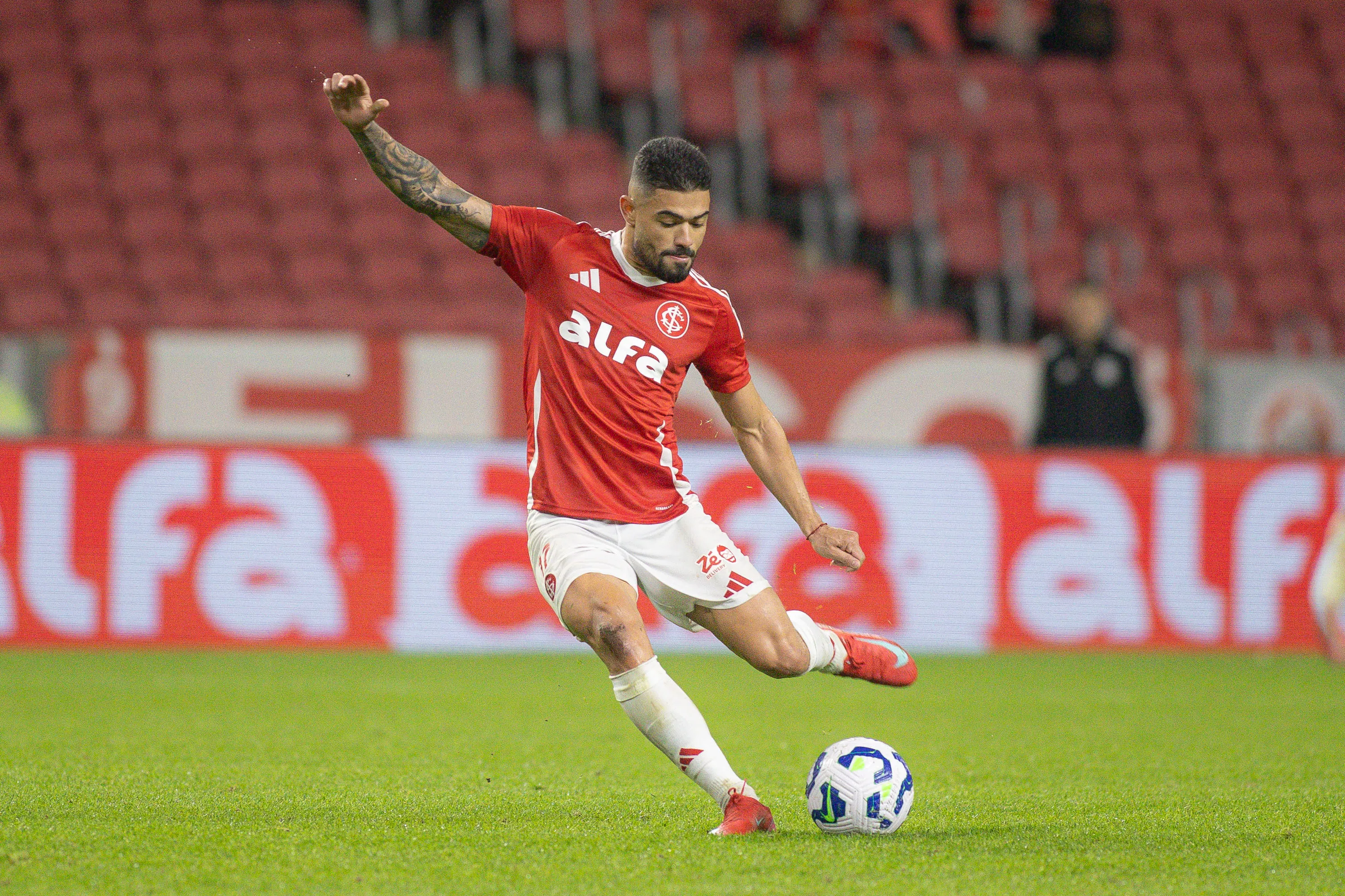 Bruno Tabata atuando em Internacional x São Paulo –  Foto: Maxi Franzoi/AGIF