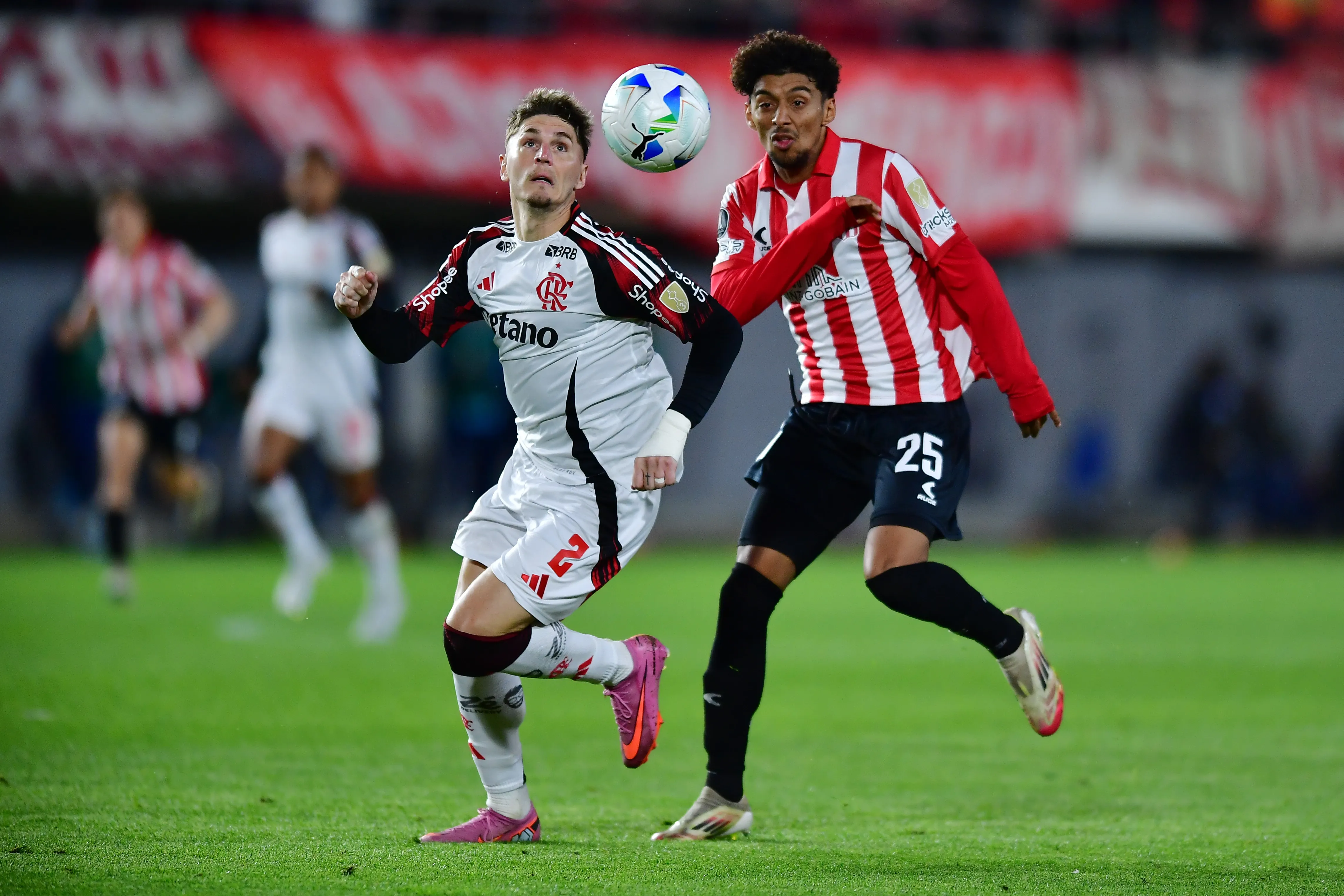 Cristian Medina atuando em Estudiantes x Flamengo – (Photo by Marcelo Endelli/Getty Images)