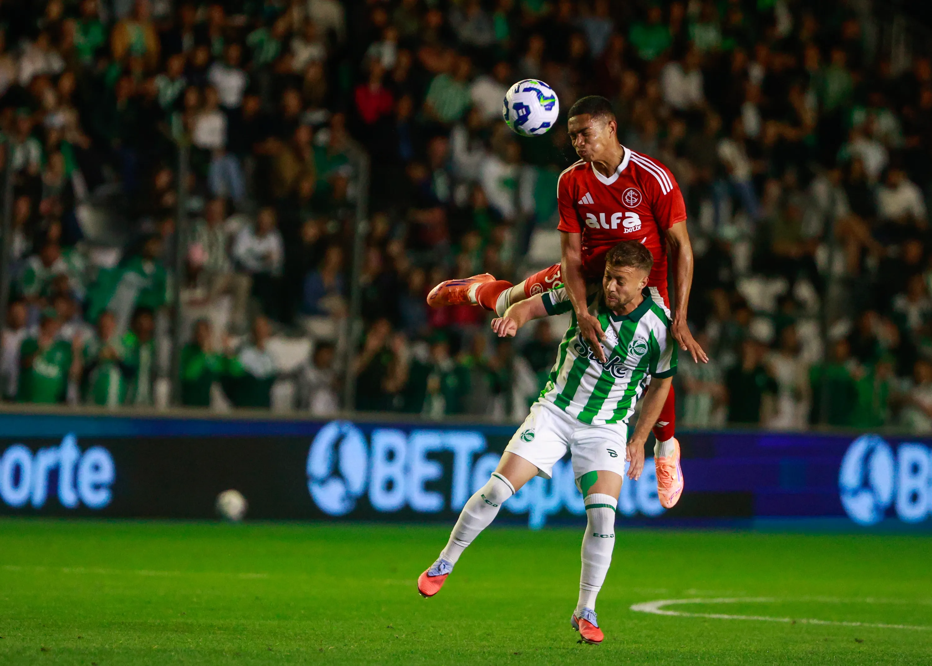 Luis Otavio jogador do Internacional durante partida contra o Juventude no estadio Alfredo Jaconi pelo campeonato Brasileiro A 2025. Foto: Luiz Erbes/AGIF