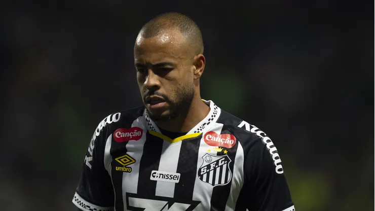 Santos pretende negociar Mayke.