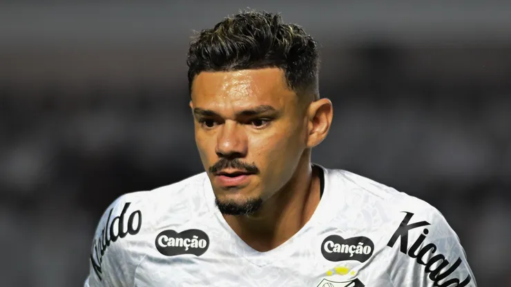 SP - SANTOS - 21/09/2025 - BRASILEIRO A 2025, SANTOS X SAO PAULO - Tiquinho Soares jogador do Santos durante partida contra o Sao Paulo no estadio Vila Belmiro pelo campeonato Brasileiro A 2025. Foto: Jota Erre/AGIF