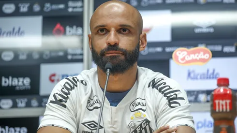 Thaciano durante coletiva de apresentação no Santos.
