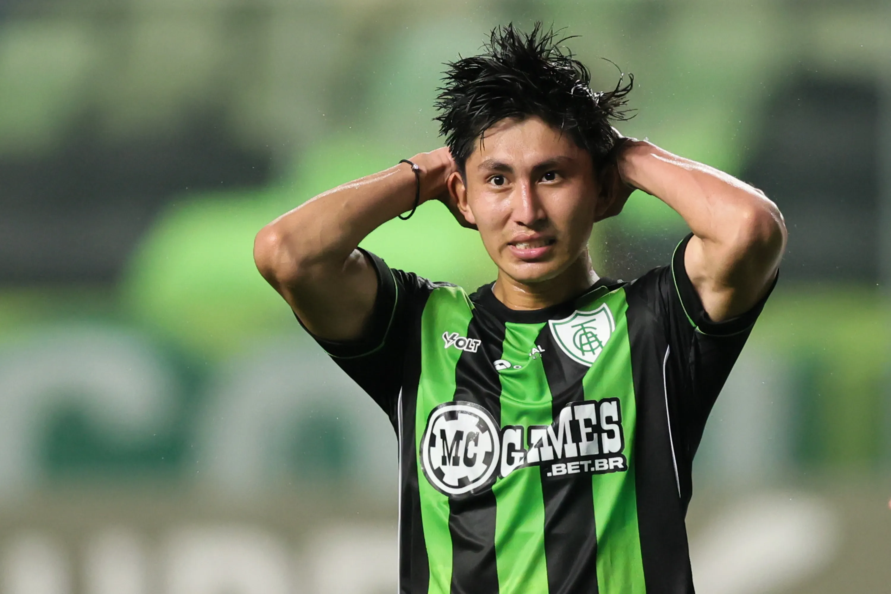MG – BELO HORIZONTE – 03/11/2025 – BRASILEIRO B 2025, AMERICA-MG X NOVORIZONTINO – Miguelito jogador do America-MG lamenta durante partida contra o Novorizontino no estadio Independencia pelo campeonato Brasileiro B 2025. Foto: Gilson Lobo/AGIF