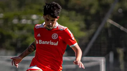 Foto: Divulgação/Internacional - Enzo Costa durante partida pelo Sub-20 do Internacional em 2022.