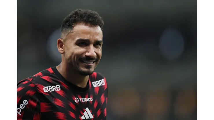 Danilo jogador do Flamengo durante aquecimento antes da partida contra o Cruzeiro no estadio Mineirao pelo campeonato Brasileiro A 2025. Foto: Gilson Lobo/AGIF