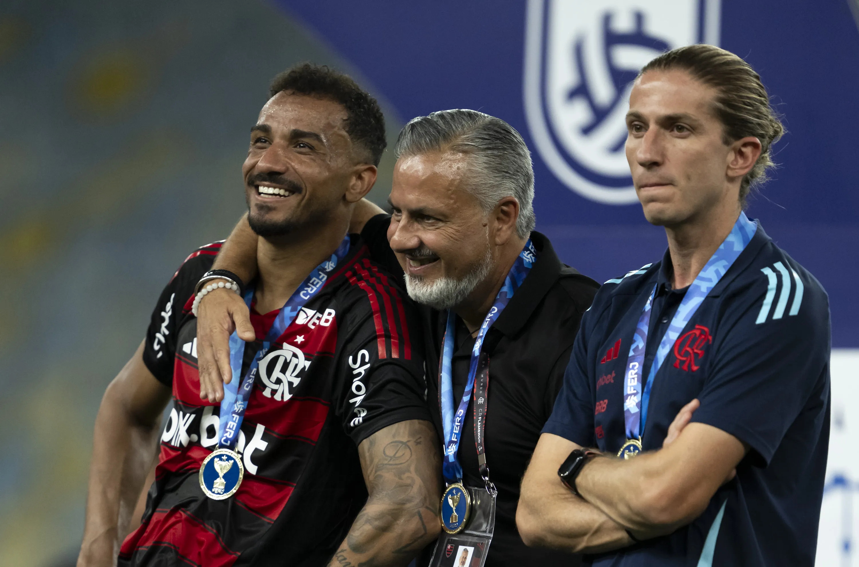 Danilo jogador do Flamengo comemora titulo com Jose Boto diretor de futebol e Filipe Luis tecnico da sua equipe apos partida contra o Marica no estadio Maracana pelo campeonato Carioca 2025.  Foto: Jorge Rodrigues/AGIF