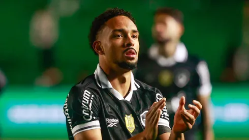 Vitinho jogador do Botafogo durante partida contra o Juventude no estadio Alfredo Jaconi pelo campeonato Brasileiro A 2025. Foto: Luiz Erbes/AGIF