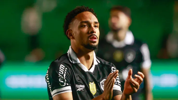 Vitinho jogador do Botafogo durante partida contra o Juventude no estadio Alfredo Jaconi pelo campeonato Brasileiro A 2025. Foto: Luiz Erbes/AGIF