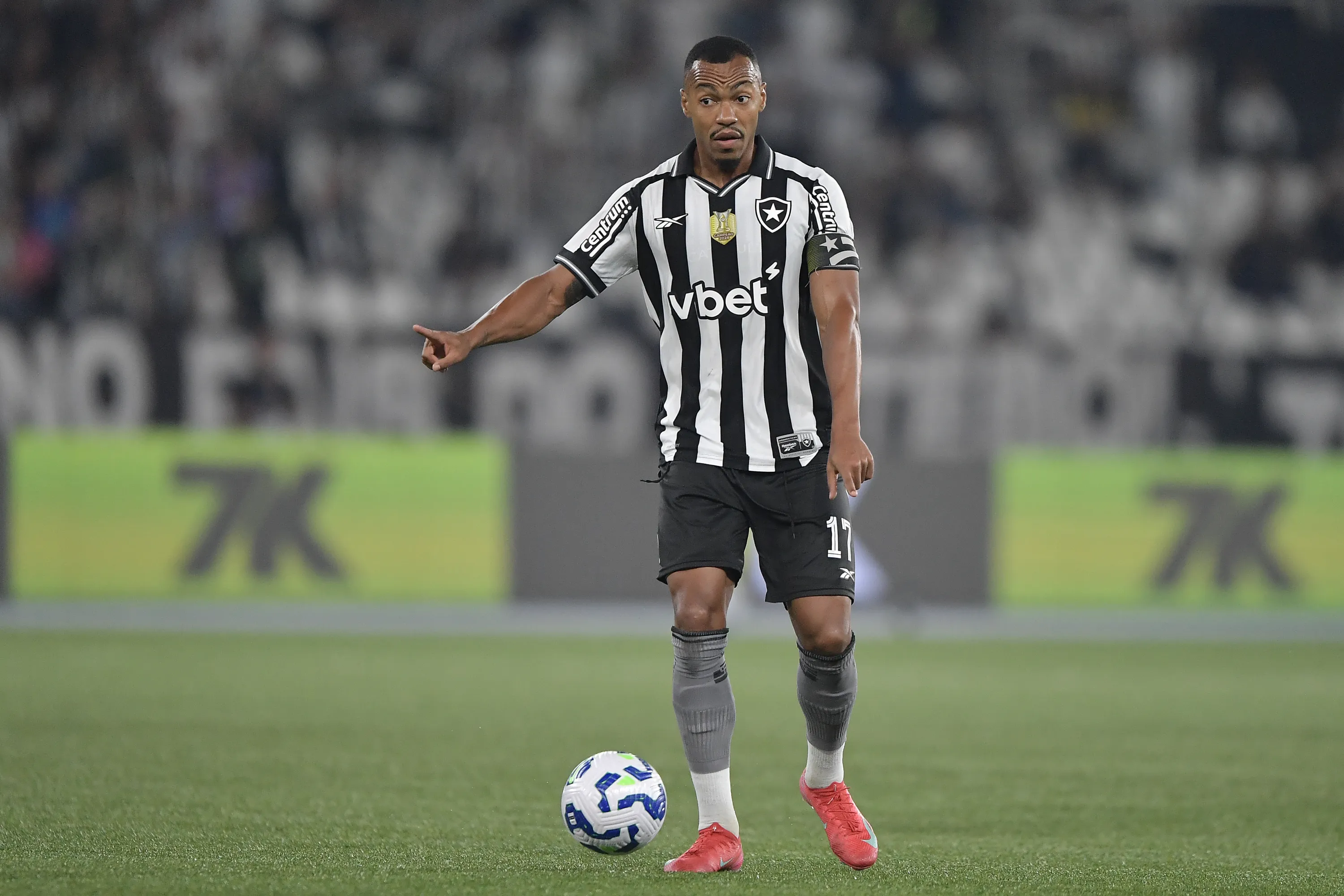 RJ – RIO DE JANEIRO – 16/07/2025 – BRASILEIRO A 2025, BOTAFOGO X VITORIA – Marlon Freitas jogador do Botafogo durante partida contra o Vitoria no estadio Engenhao pelo campeonato Brasileiro A 2025. Foto: Thiago Ribeiro/AGIF