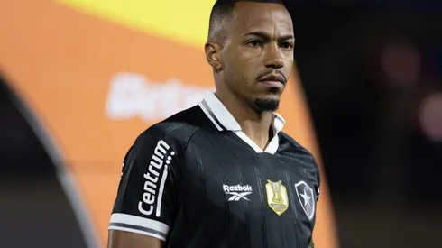 SP – BRAGANCA PAULISTA – 06/08/2025 – COPA DO BRASIL 2025, BRAGANTINO X BOTAFOGO – Marlon Freitas jogador do Botafogo deixa o campo apos partida contra o Bragantino no estadio Cicero De Souza Marques pelo campeonato Copa Do Brasil 2025. Foto: Joisel Amaral/AGIF