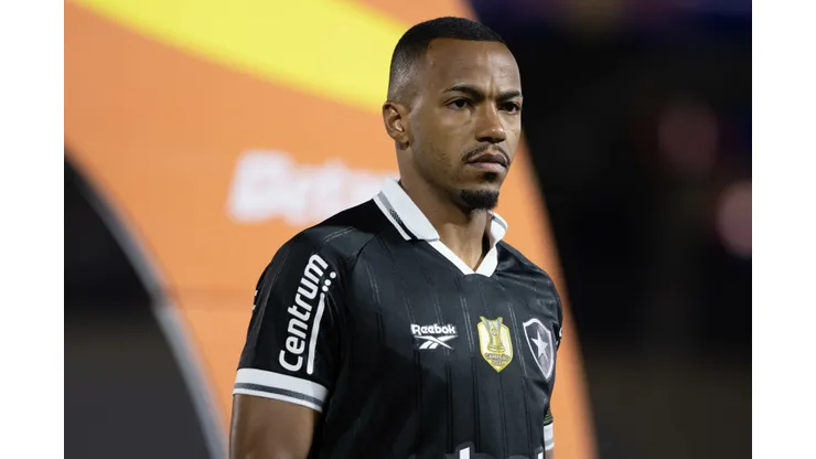 SP - BRAGANCA PAULISTA - 06/08/2025 - COPA DO BRASIL 2025, BRAGANTINO X BOTAFOGO - Marlon Freitas jogador do Botafogo deixa o campo apos partida contra o Bragantino no estadio Cicero De Souza Marques pelo campeonato Copa Do Brasil 2025. Foto: Joisel Amaral/AGIF