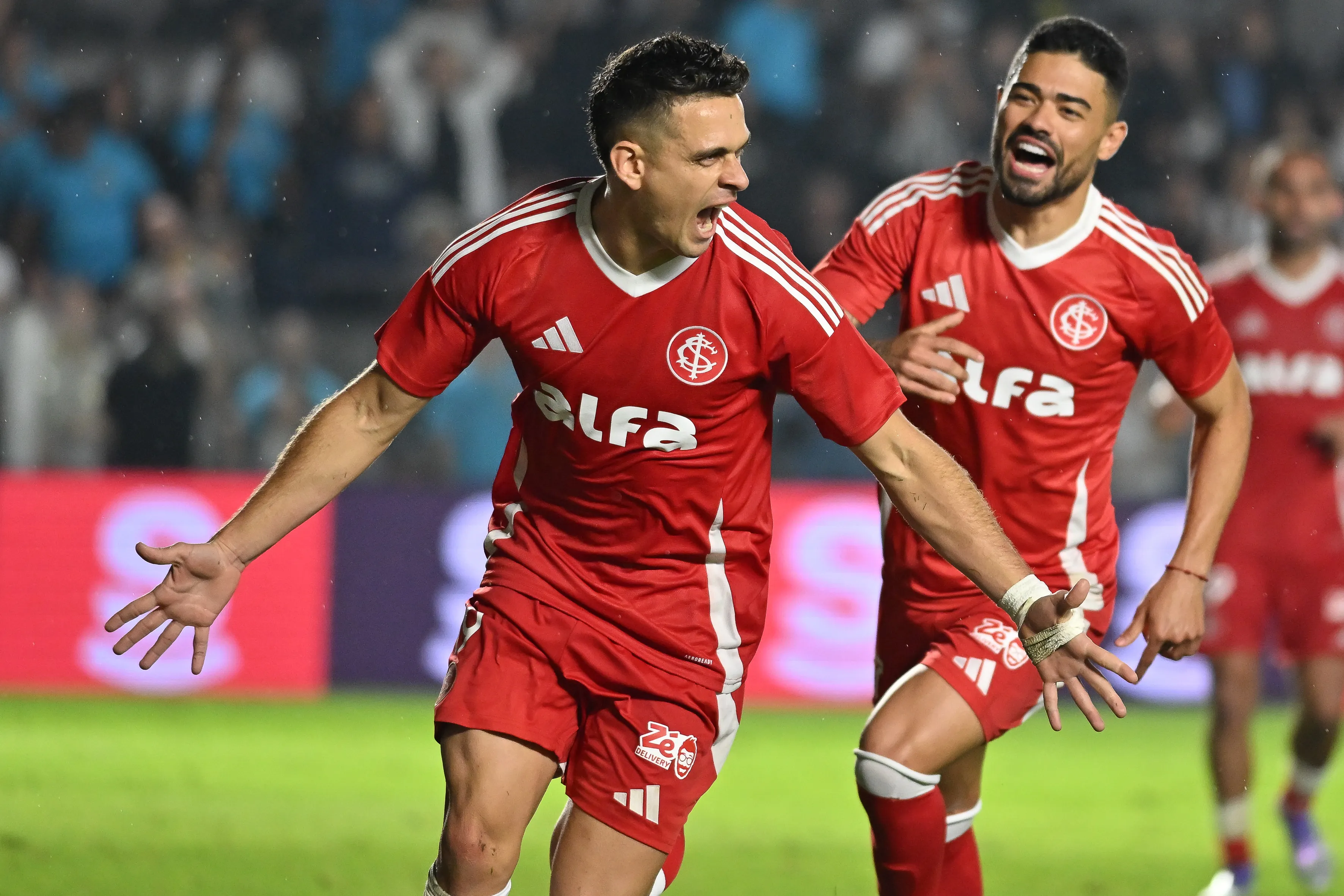 Rafael Borre, jogador do Internacional, comemora seu gol durante partida contra o Santos – Foto: Jota Erre/AGIF