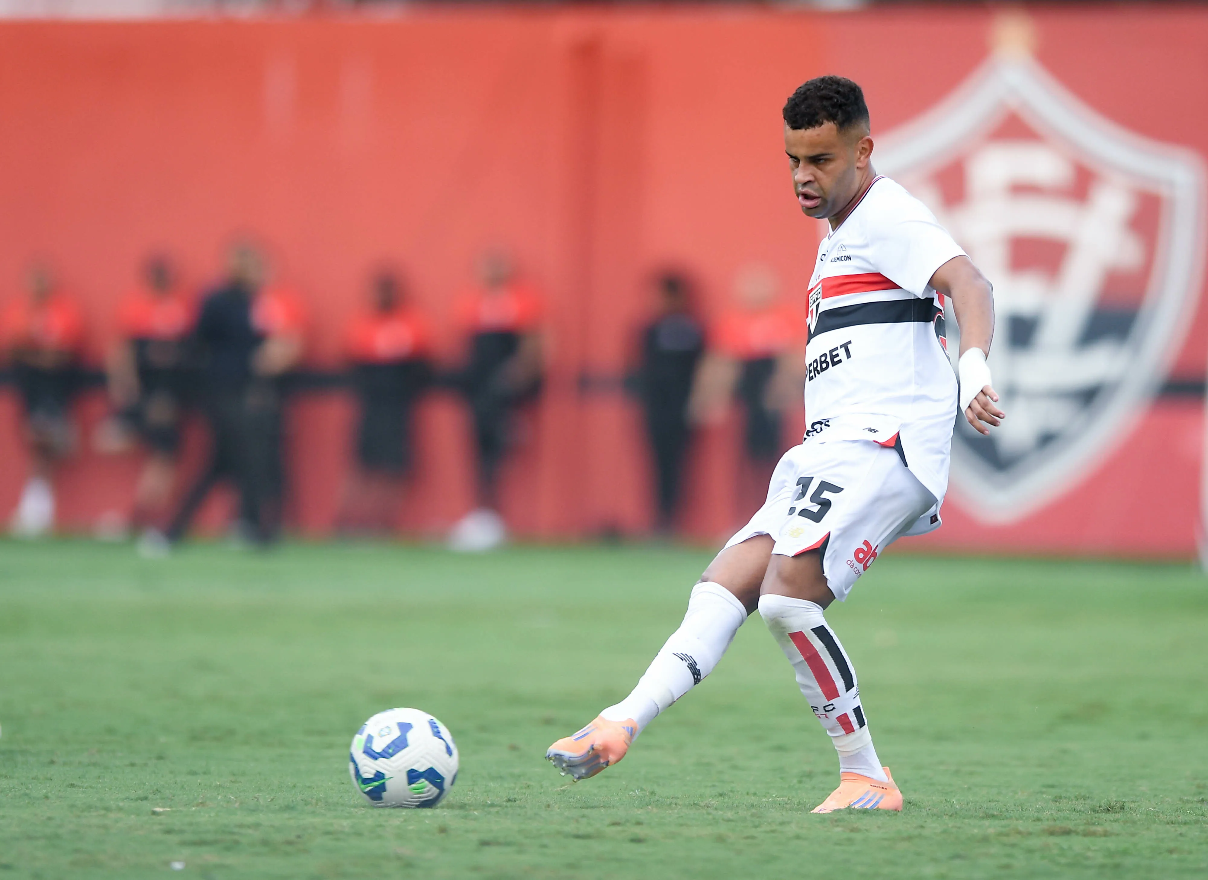 Alisson atuando em Vitória x São Paulo –  Foto: Jhony Pinho/AGIF