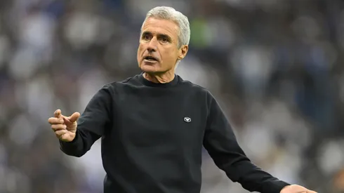 RIYADH, SAUDI ARABIA - DECEMBER 01: Al-Nassr manager Luis Castro complains to a linesman during the Saudi Pro League match between Al-Hilal and Al-Nassr at King Fahd International Stadium on December 01, 2023 in Riyadh, Saudi Arabia. (Photo by Michael Regan/Getty Images)