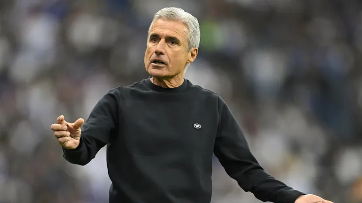 RIYADH, SAUDI ARABIA - DECEMBER 01: Al-Nassr manager Luis Castro complains to a linesman during the Saudi Pro League match between Al-Hilal and Al-Nassr at King Fahd International Stadium on December 01, 2023 in Riyadh, Saudi Arabia. (Photo by Michael Regan/Getty Images)
