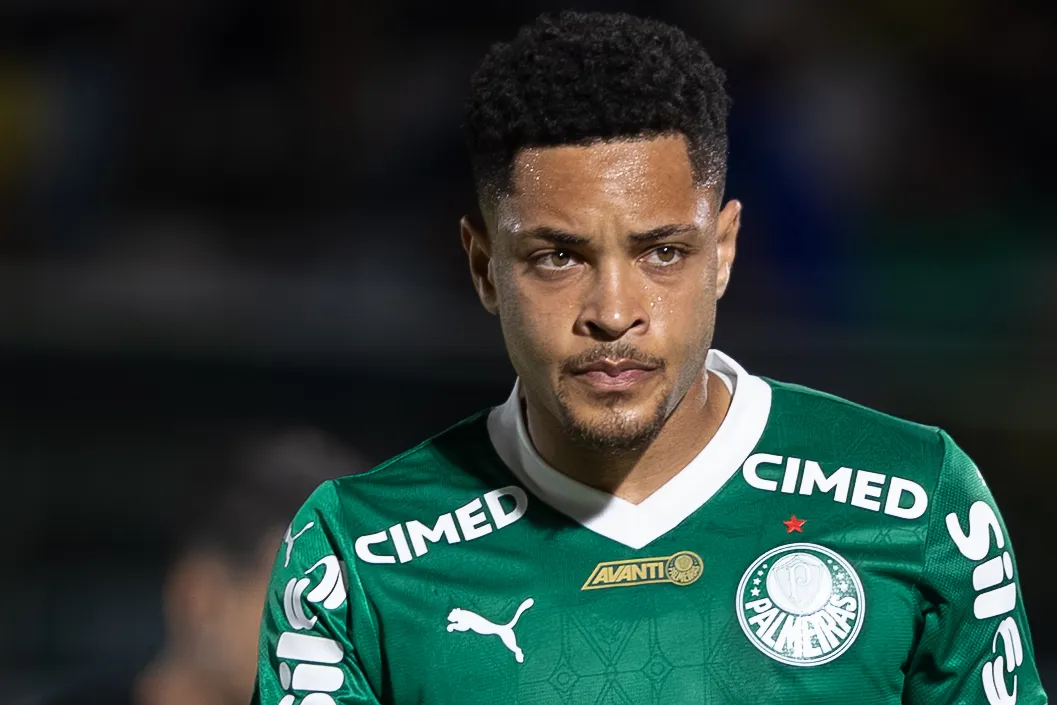 SP – MIRASSOL – 09/11/2025 – BRASILEIRO A 2025, MIRASSOL X PALMEIRAS – Vitor Roque jogador do Palmeiras lamenta durante partida contra o Mirassol no estadio Jose Maria de Campos Maia pelo campeonato Brasileiro A 2025. Foto: Joisel Amaral/AGIF