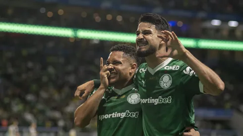 Vitor Roque jogador do Palmeiras comemora seu gol com Flaco Lopez jogador da sua equipe durante partida contra o Santos no estadio Arena Allianz Parque pelo campeonato Brasileiro A 2025.