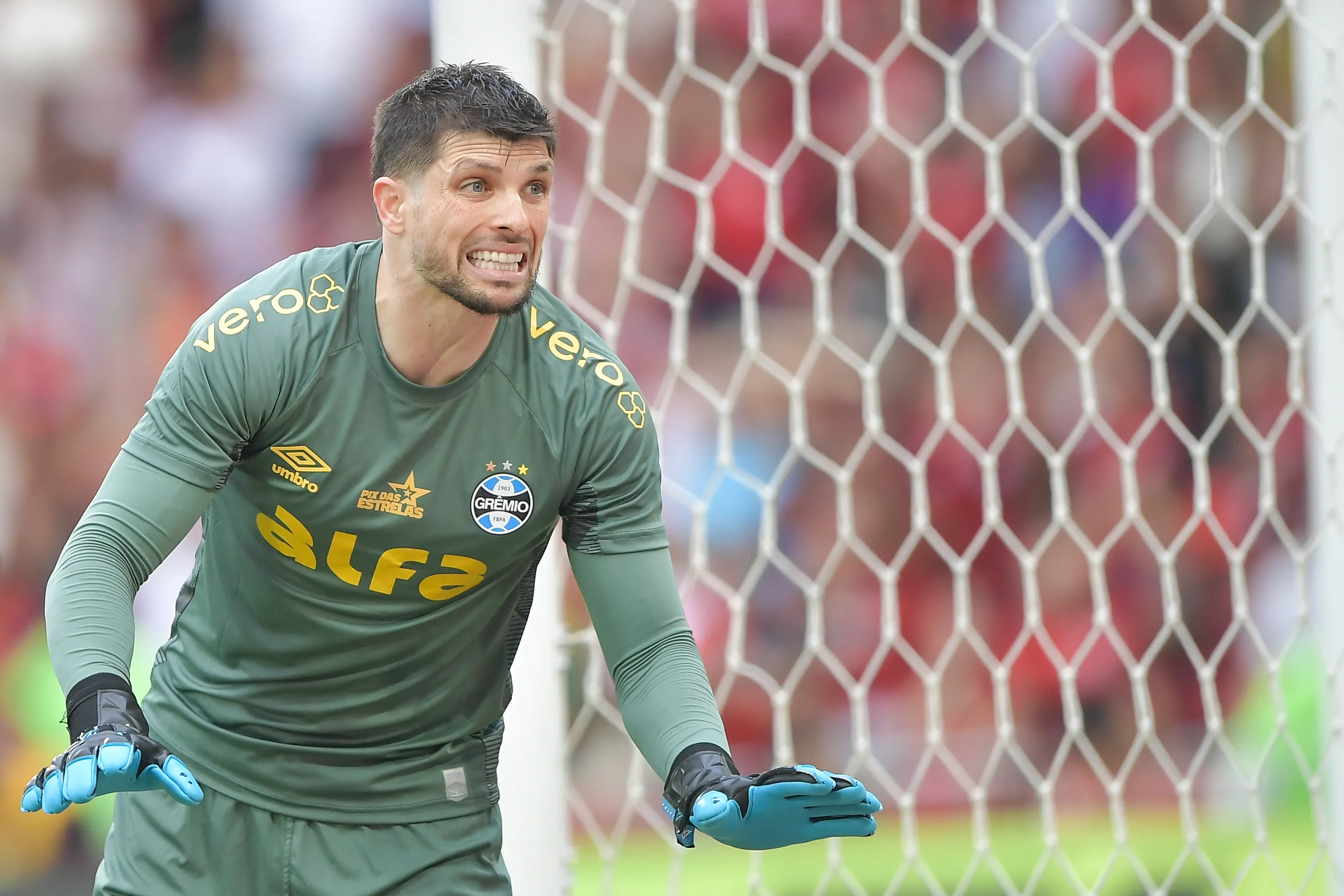 RJ – RIO DE JANEIRO – 31/08/2025 – BRASILEIRO A 2025, FLAMENGO X GREMIO – Tiago Volpi goleiro do Gremio durante partida contra o Flamengo no estadio Maracana pelo campeonato Brasileiro A 2025. Foto: Thiago Ribeiro/AGIF