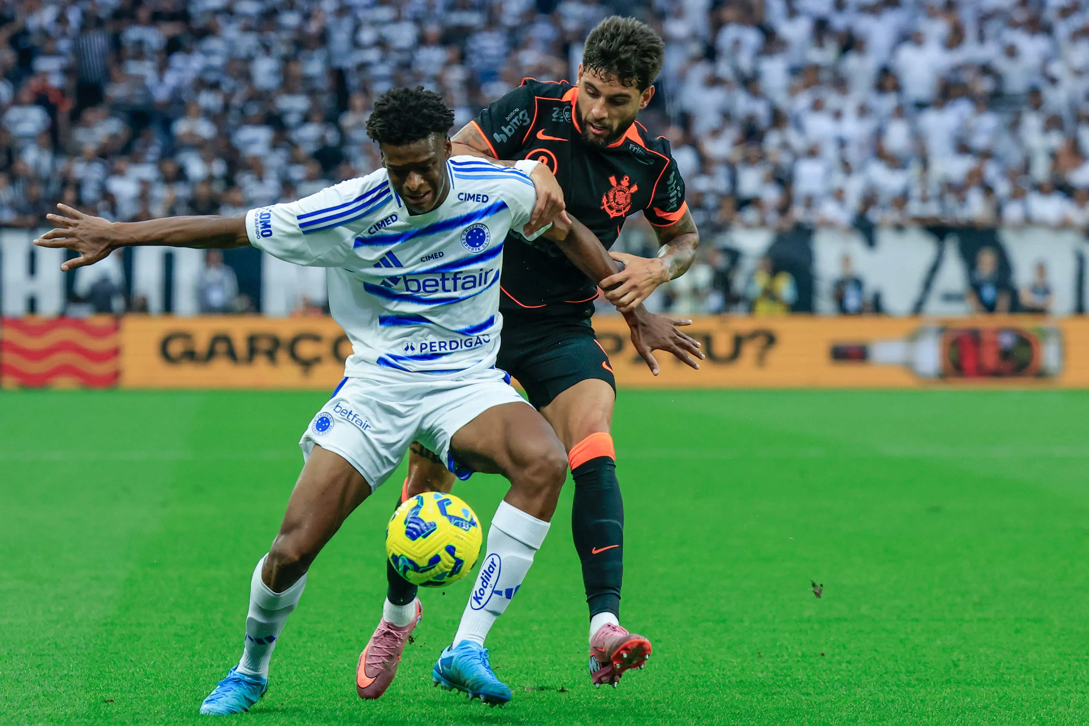 SP – SAO PAULO – 14/12/2025 – COPA DO BRASIL 2025, CORINTHIANS X CRUZEIRO – Yuri Alberto  jogador do Corinthians disputa lance com Jonathan Jesus jogador do Cruzeiro durante partida no estadio Arena Corinthians pelo campeonato Copa Do Brasil 2025. Foto: Marcello Zambrana/AGIF