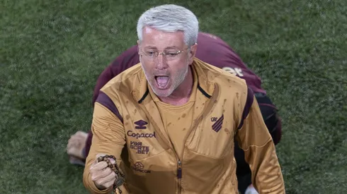 Odair Hellmann durante confronto contra o América-MG na Série B de 2025.