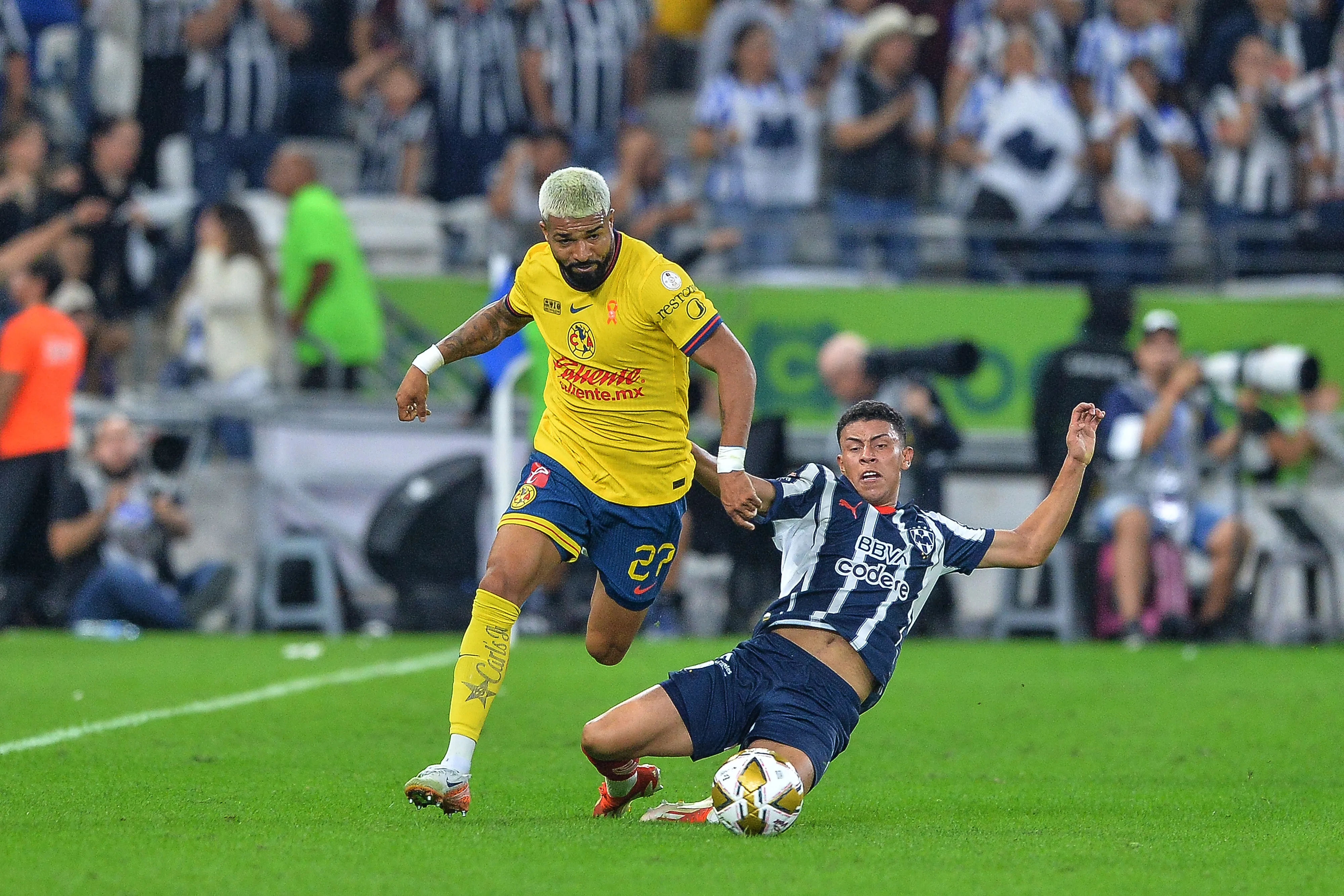 Johan Rojas em clássico do futebol mexicano.  (Photo by Azael Rodriguez/Getty Images)