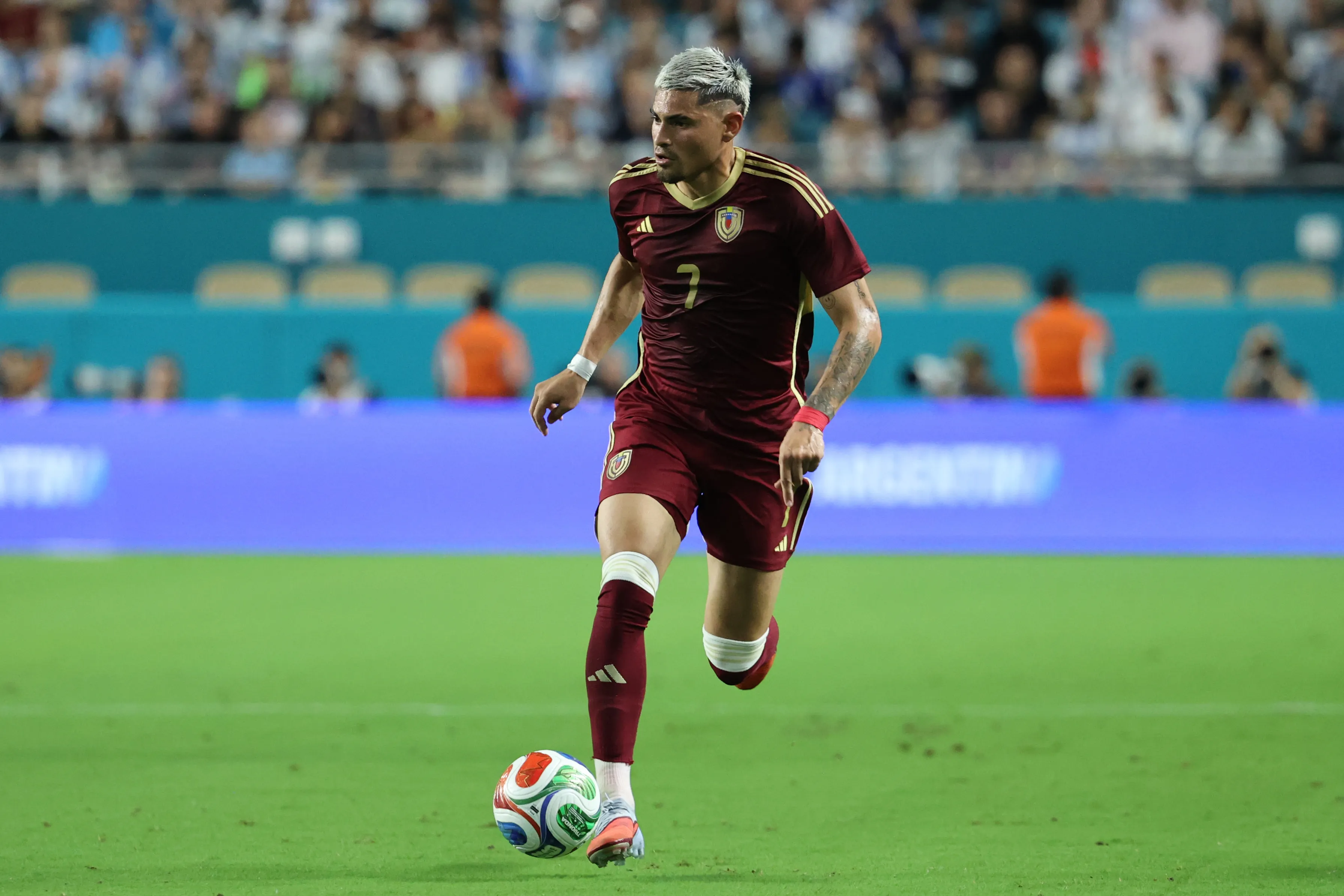 Gleiker Mendoza atuando na Seleção da Venezuela –  (Photo by Leonardo Fernandez/Getty Images)