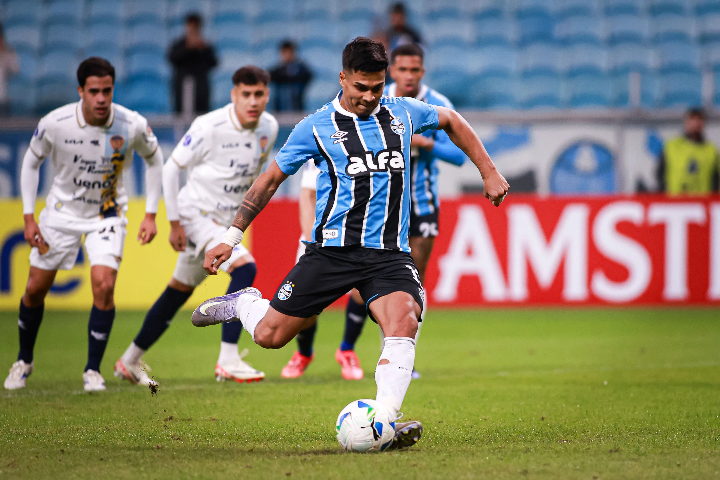 Arezo com a camisa do Grêmio – Foto: Maxi Franzoi/AGIF