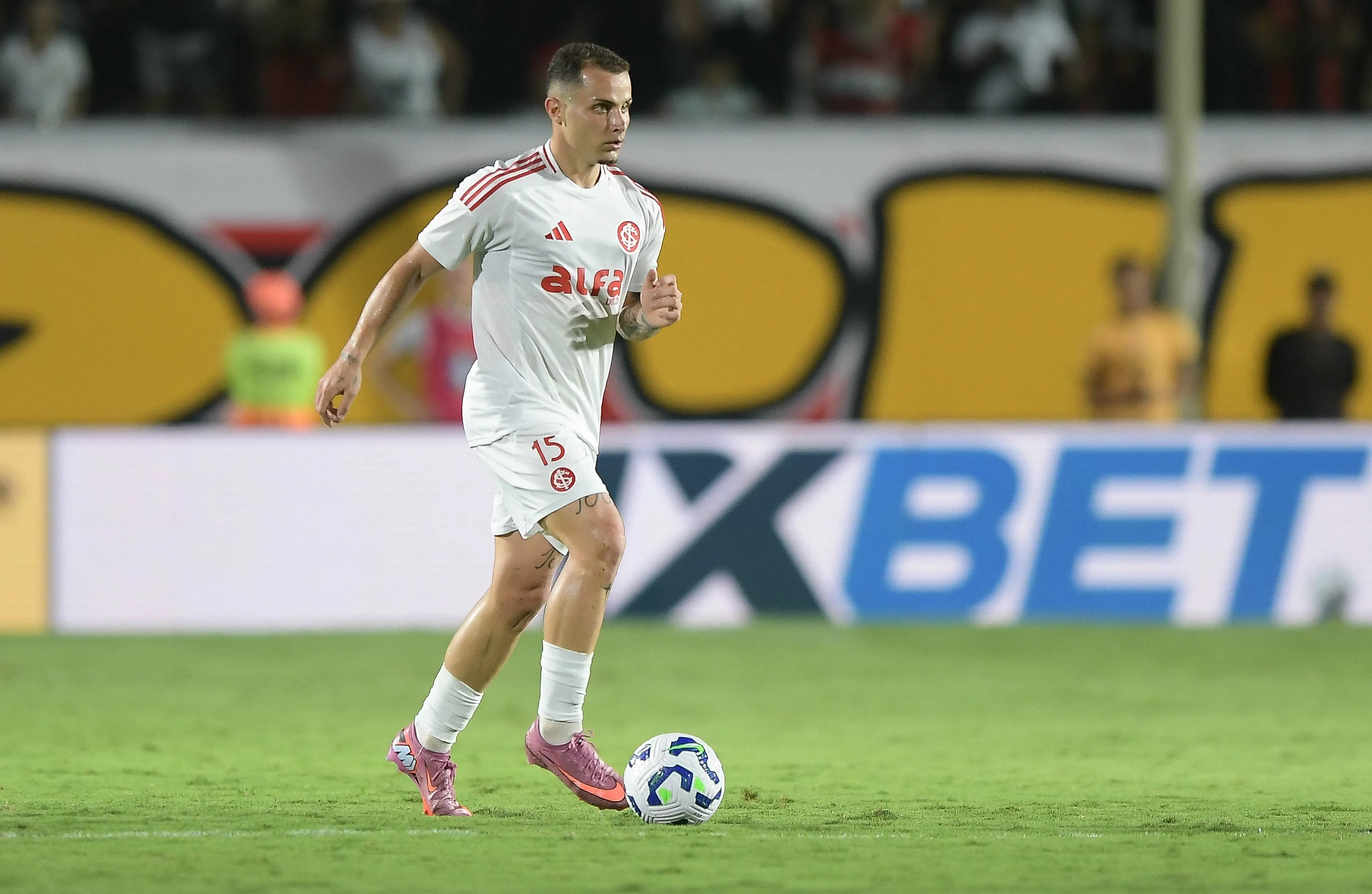 Bruno Gomes, jogador do Internacional, durante partida contra o Vitória – Foto: Jhony Pinho/AGIF