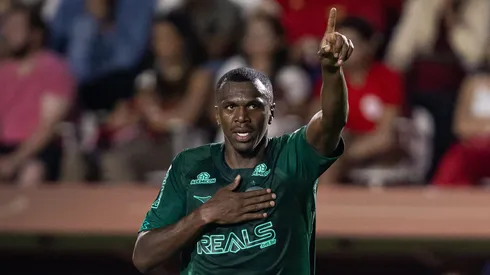 Jacy jogador do Coritiba comemora seu gol durante partida contra o Vila Nova-GO no estadio Onesio Brasileiro Alvarenga pelo campeonato Brasileiro B 2025. Foto: Heber Gomes/AGIF