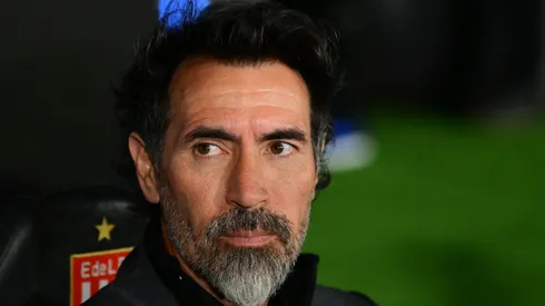Eduardo Domínguez, Head Coach of Estudiantes de La Plata, looks on during the Copa CONMEBOL Libertadores 2025 Quarter-final Second leg match between at Jorge Luis Hirschi Stadium on September 25, 2025 in La Plata, Argentina.