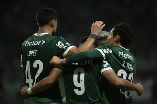 Vitor Roque comemora gol com Flaco e Veiga. Foto: Anderson Romão/AGIF