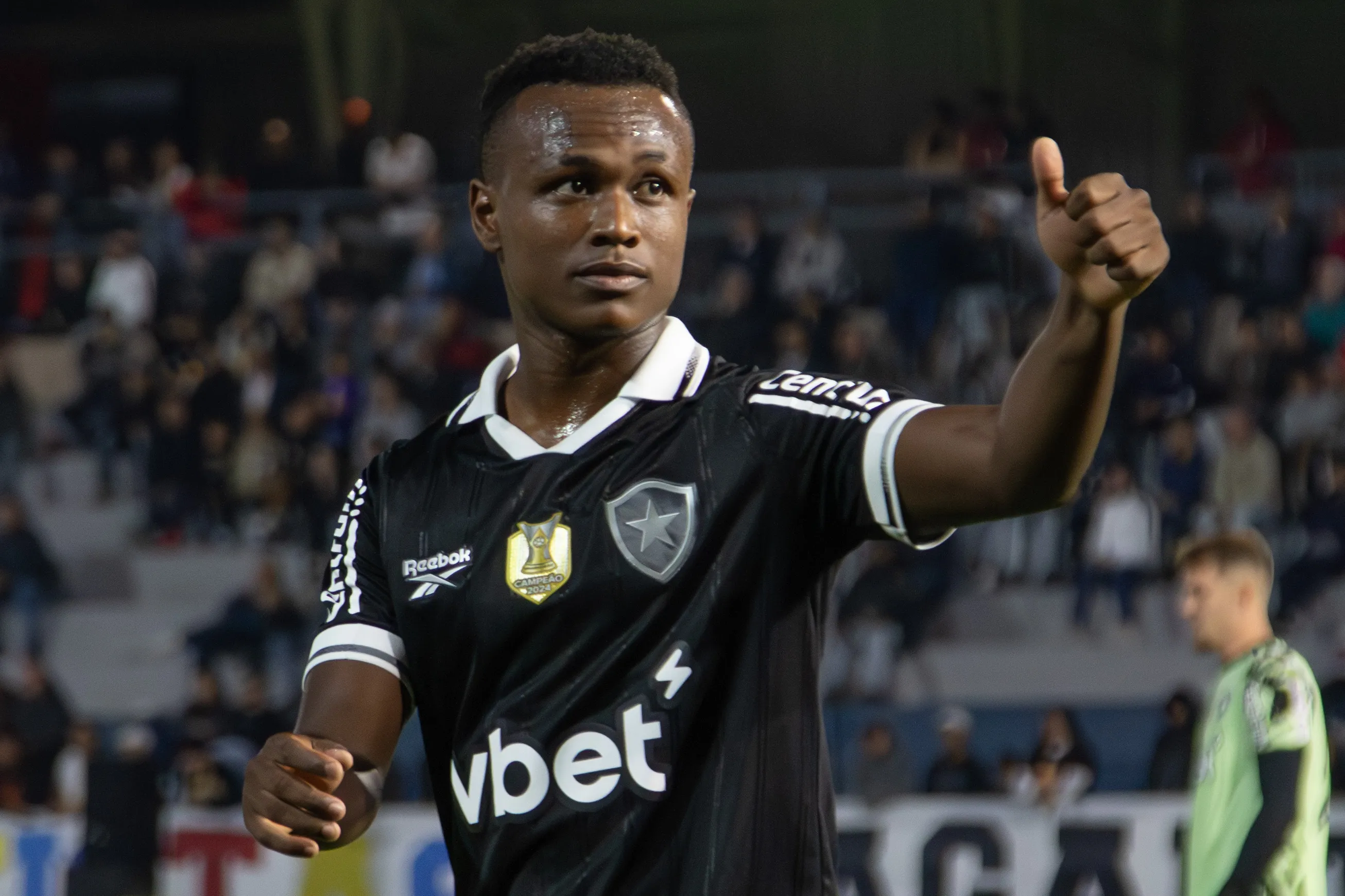 SP – BRAGANCA PAULISTA – 06/08/2025 – COPA DO BRASIL 2025, BRAGANTINO X BOTAFOGO – Nathan Fernandes jogador do Botafogo comemora VITORIA E CLASSIFICACAO contra o Bragantino no estadio Cicero De Souza Marques pelo campeonato Copa Do Brasil 2025. Foto: Joisel Amaral/AGIF