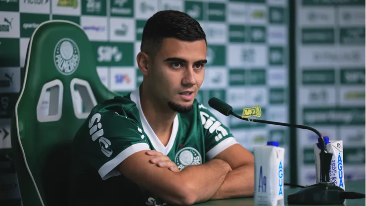 Andreas Pereira fala aos jornalista durante sua apresentacao oficial como jogador do Palmeiras em coletiva de imprensa realizada no CT Academia de Futebol.