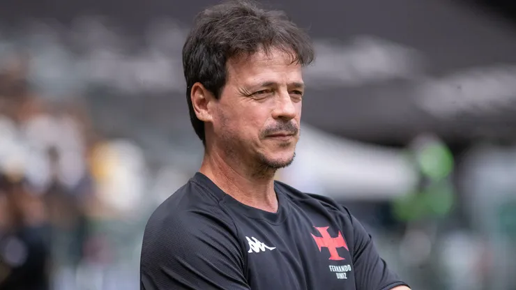 Fernando Diniz durante confronto contra o Atlético-MG no Campeonato Brasileiro de 2025. Foto: Fernando Moreno/AGIF