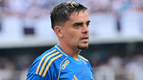 Fagner durante confronto entre Santos x Cruzeiro no Brasileirão 2025.