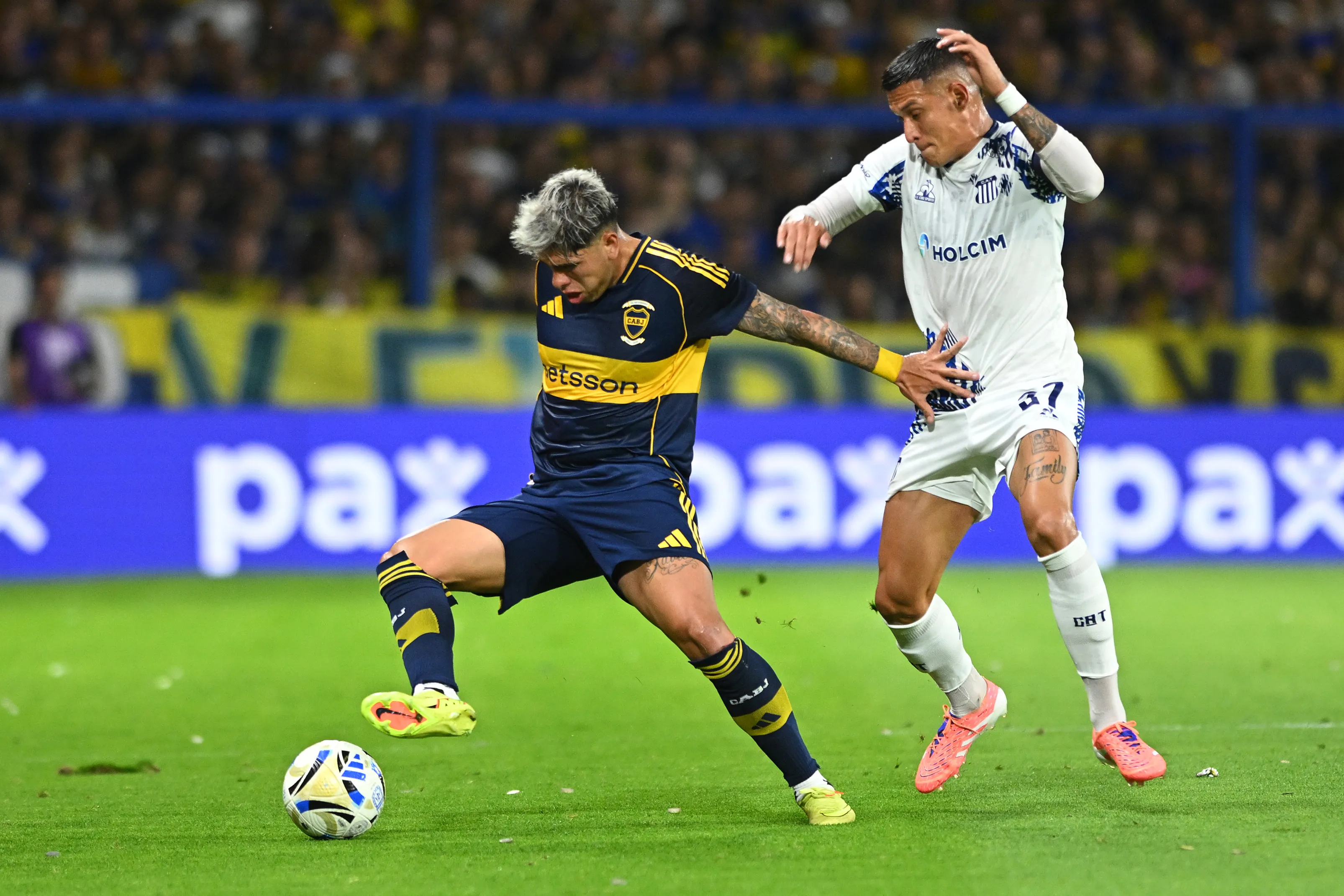 BUENOS AIRES, ARGENTINA – NOVEMBER 23:Carlos Palacios of Boca Juniors fights for the ball with Juan Portilla of Talleres during a Round Of 16 Torneo Clausura Betano match between Boca Juniors and Talleres 2025 at Estadio Alberto J. Armando on November 23, 2025 in Buenos Aires, Argentina.  (Photo by Rodrigo Valle/Getty Images)