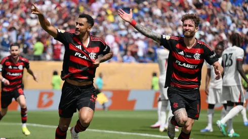 Danilo e Léo Pereira durante confronto entre Flamengo e Chelsea no Mundial de Clubes de 2025.