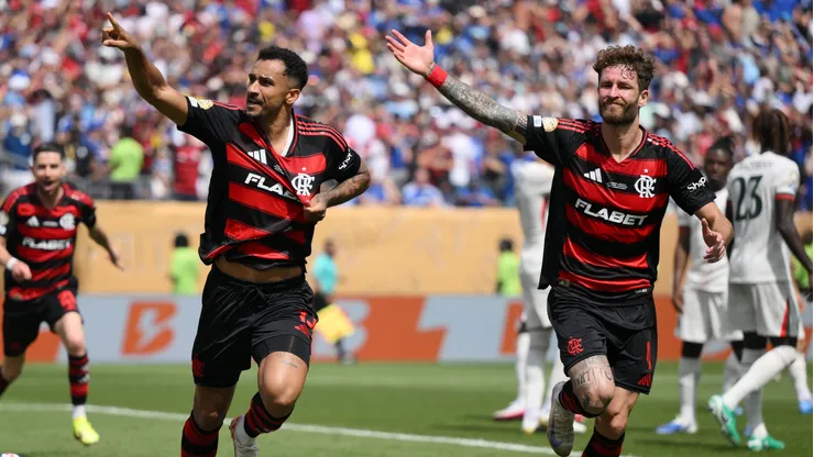 Danilo e Léo Pereira durante confronto entre Flamengo e Chelsea no Mundial de Clubes de 2025.