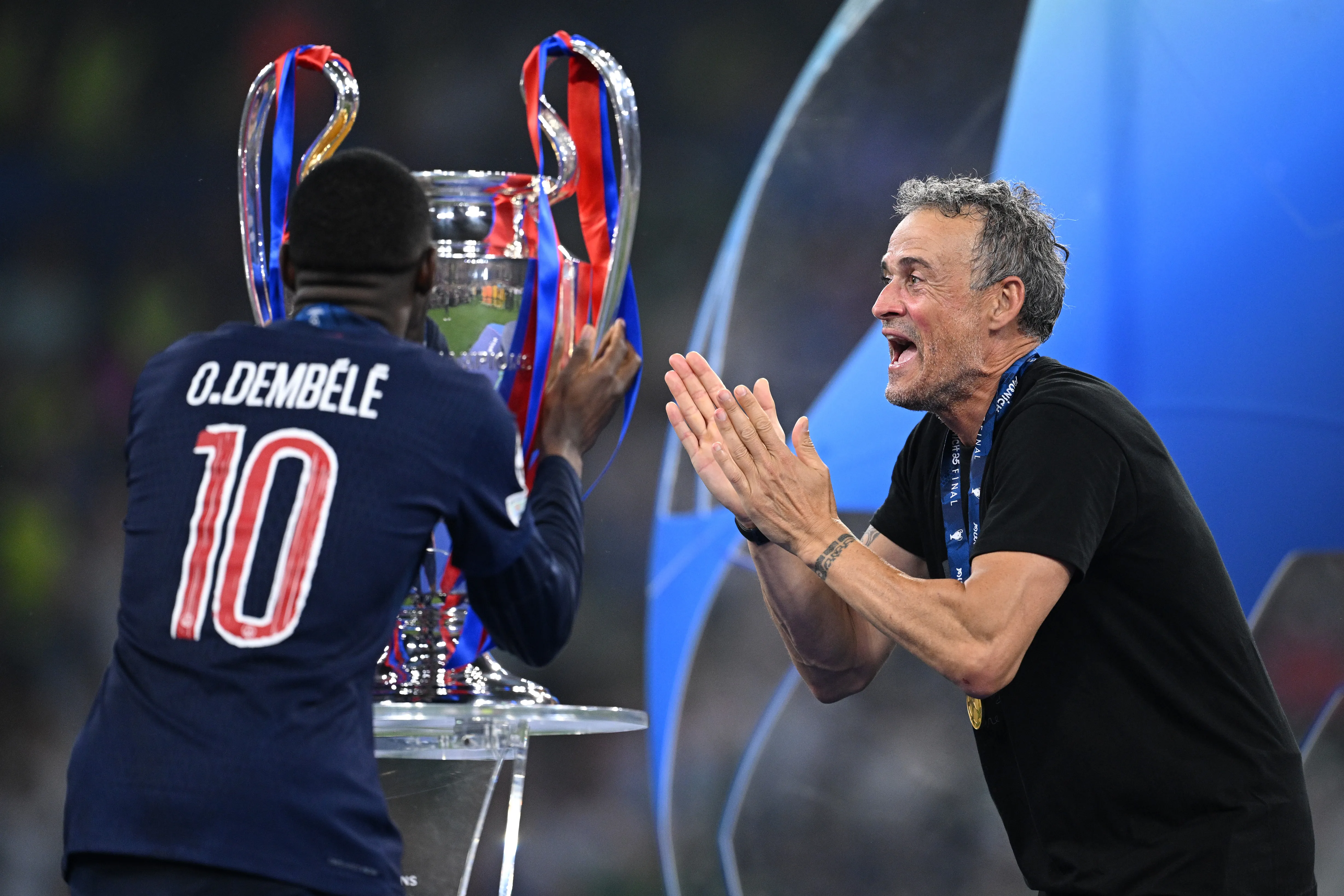 Luis Enrique e Dembélé admiram a taça da Champions League. (Photo by Justin Setterfield/Getty Images)