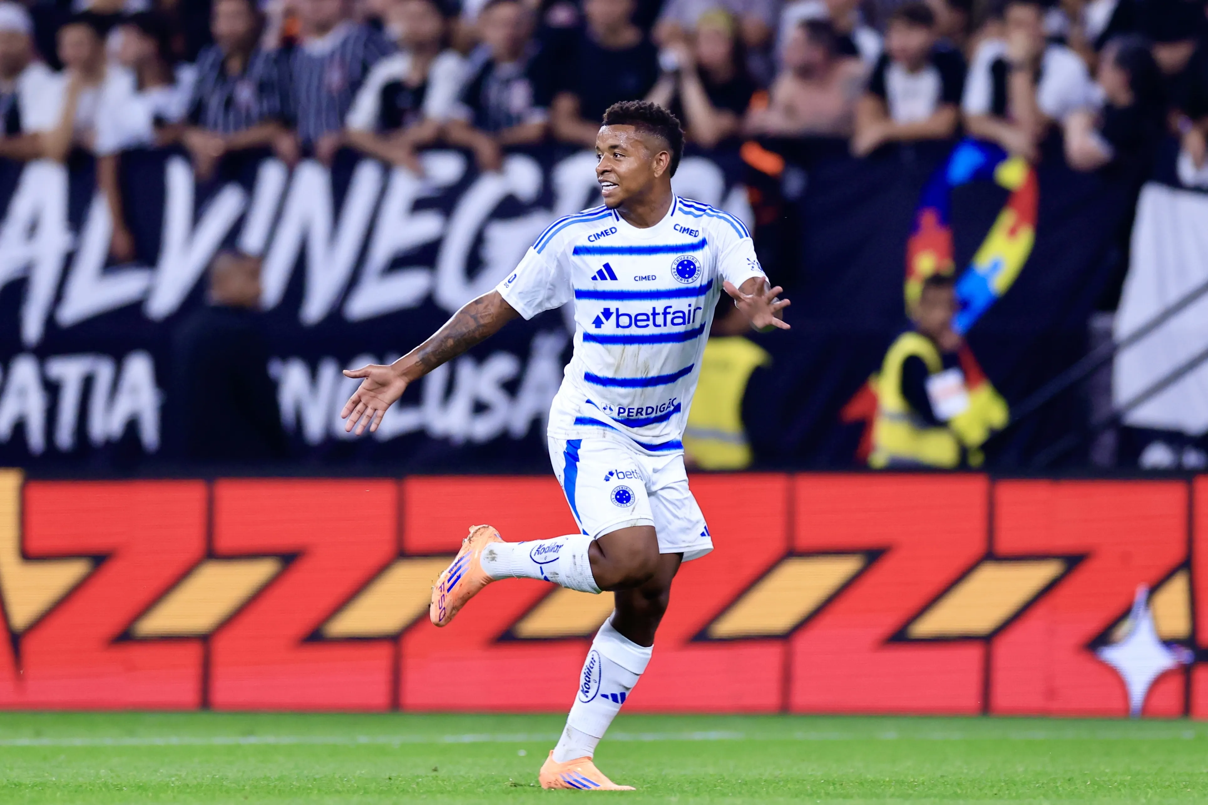 Arroyo Jr. jogador do Cruzeiro comemora seu gol durante partida contra o Corinthians no estadio Arena Corinthians pelo campeonato Copa Do Brasil 2025.   Foto: Marcello Zambrana/AGIF