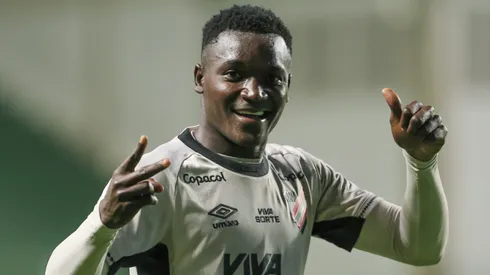 Kevin Viveros durante confronto contra o América-MG na Série B de 2025.