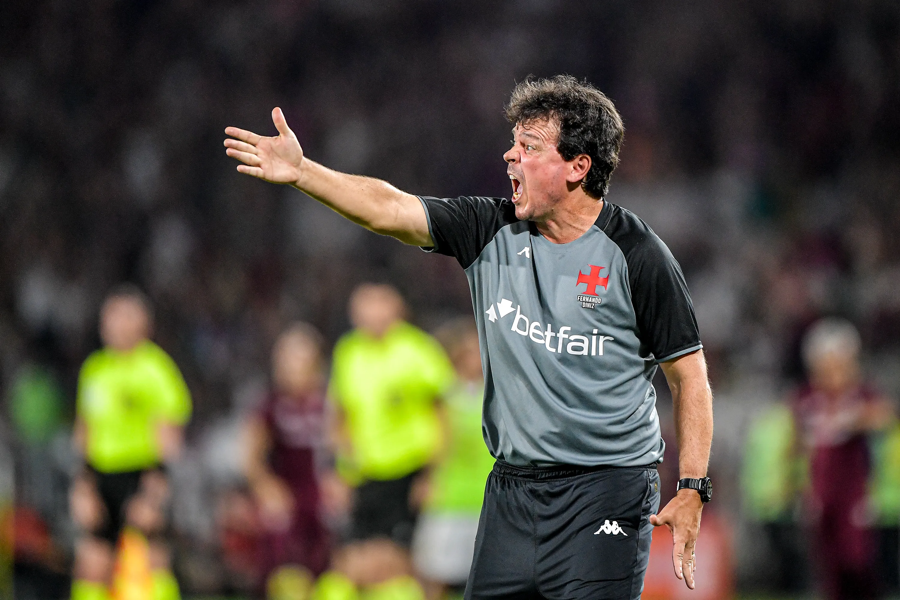 Fernando Diniz, técnico do Vasco, durante partida contra o Fluminense – Foto: Thiago Ribeiro/AGIF