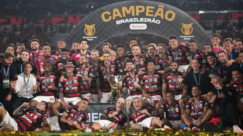 Jogadores do Flamengo comemoram titulo de campeao apos partida contra o Ceara no estadio Maracana pela decisao do campeonato Brasileiro A 2025. Foto: Jorge Rodrigues/AGIF