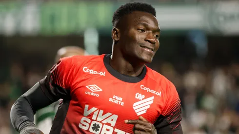 Kevin Viveros jogador do Athletico-PR durante partida contra o Coritiba no estadio Couto Pereira pelo campeonato Brasileiro B 2025.