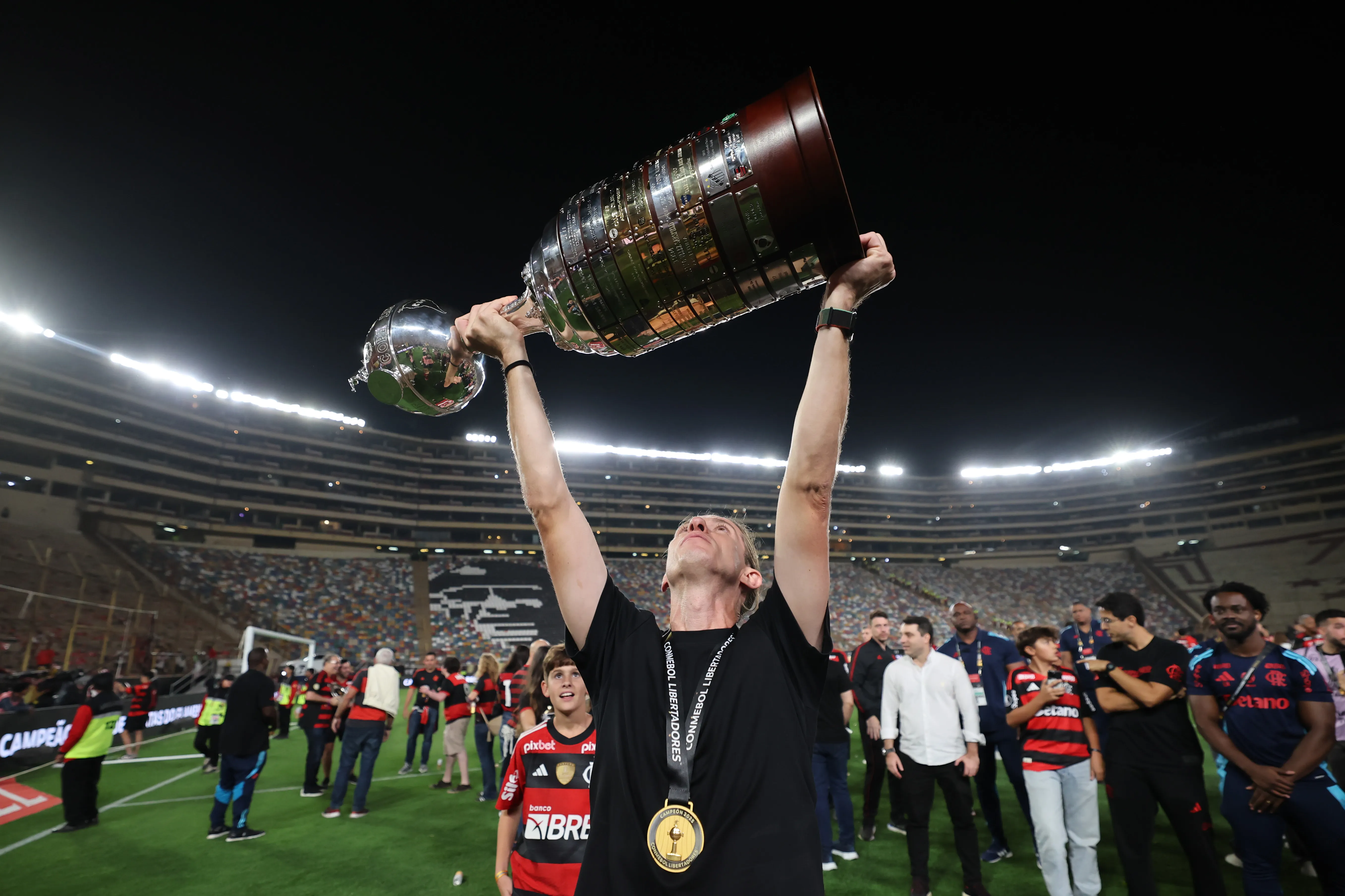 Filipe Luís levanta a taça de Campeão da Libertadores.  (Photo by Hector Vivas/Getty Images)