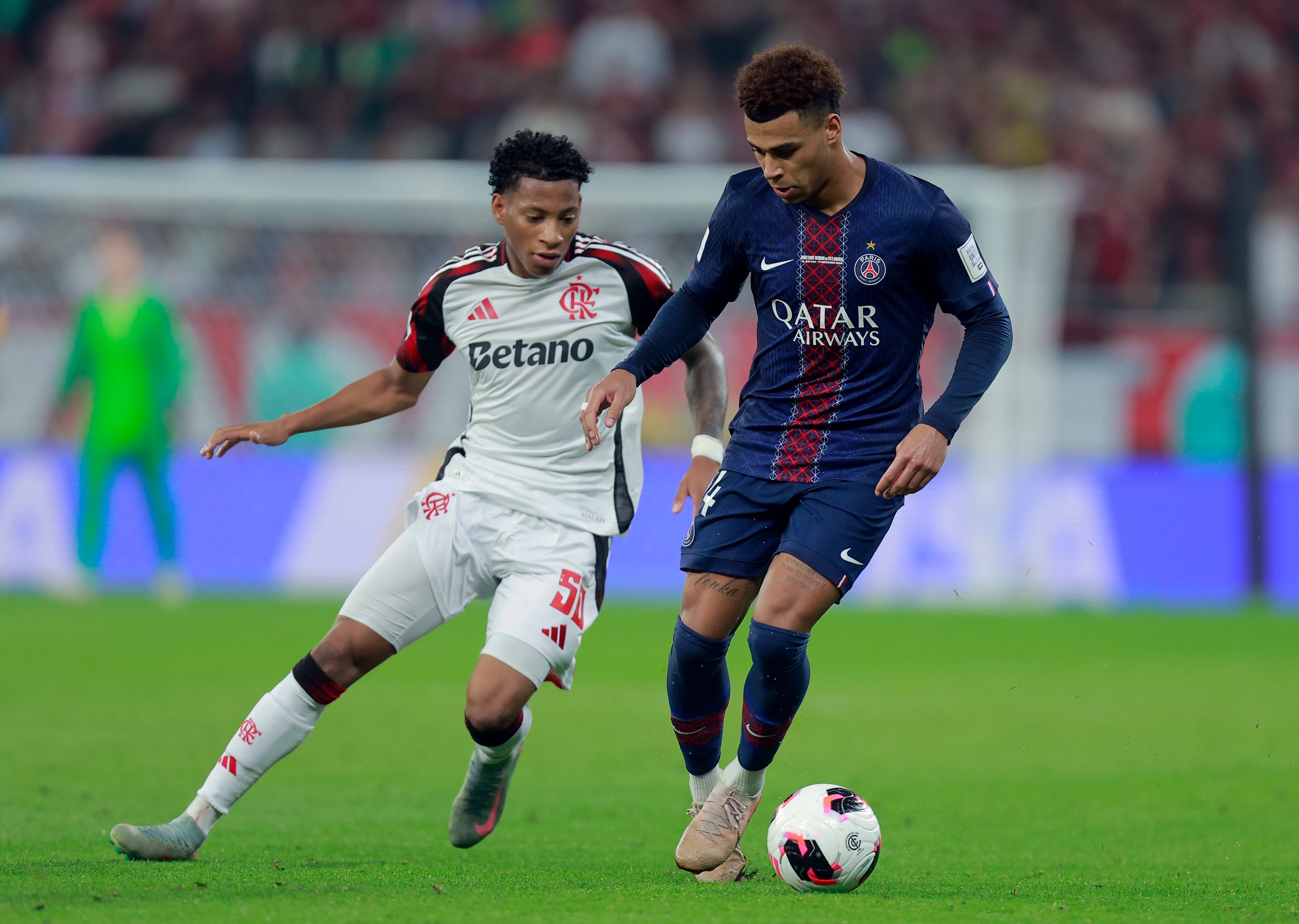 Disputa de bola entre Doue e Plata em Flamengo x PSG –   (Photo by Getty Images/Getty Images)