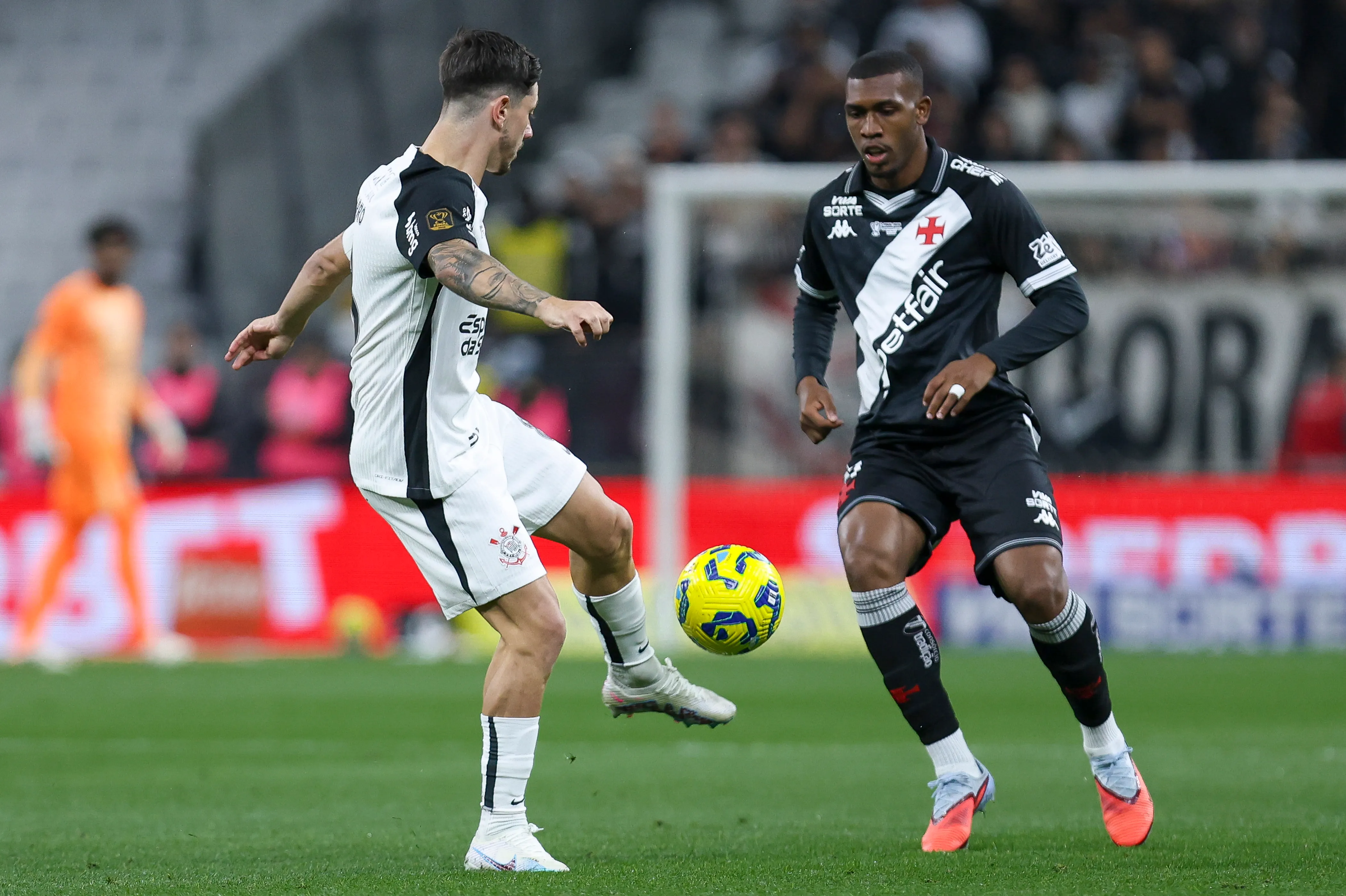 Rayan disputando bola com Garro em Corinthians x Vaco pela Copa do Brasil. Foto: Ricardo Moreira/Getty Images
