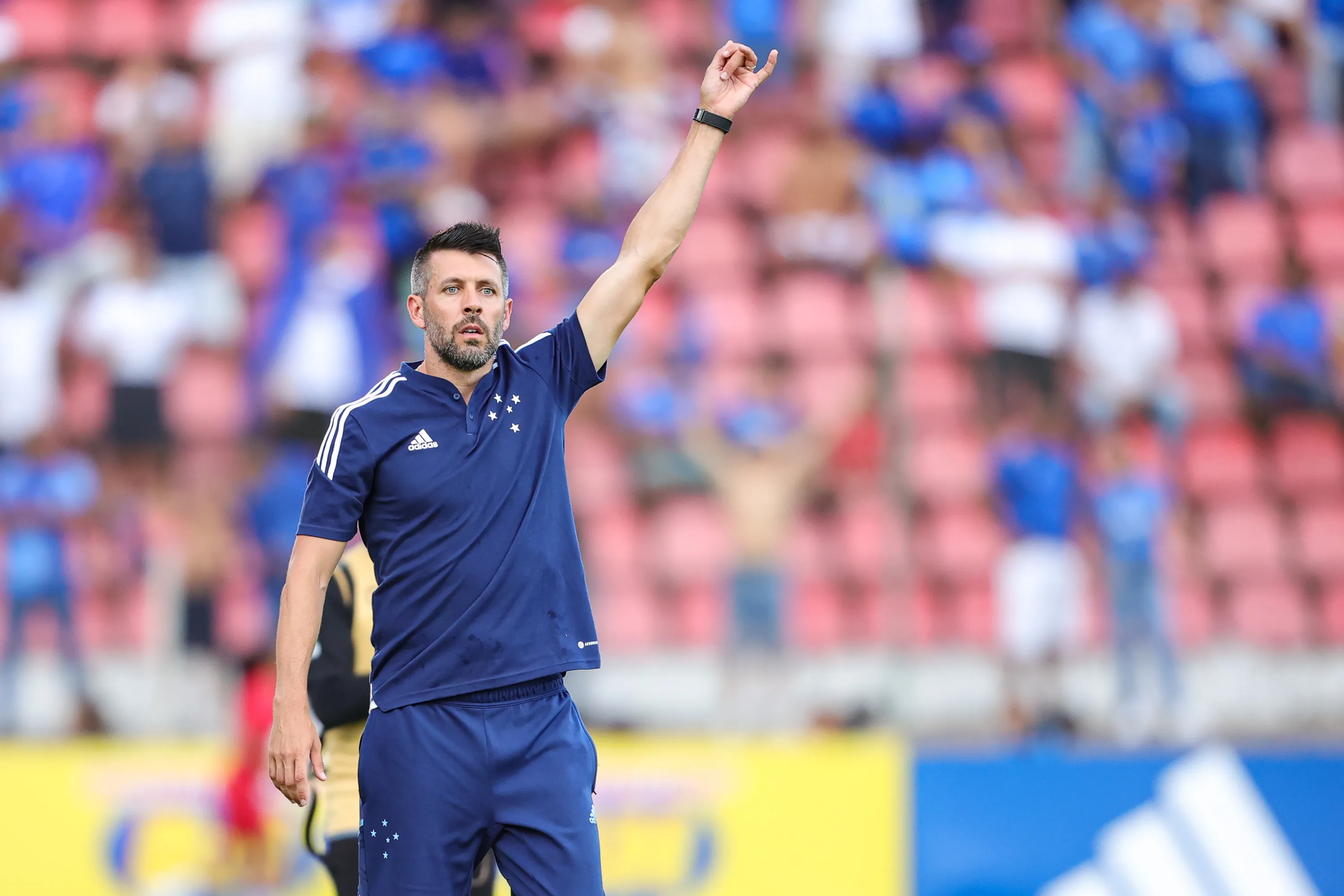 MG – SETE LAGOAS – 11/03/2023 – MINEIRO 2023, CRUZEIRO X AMERICA-MG – Paulo Pezzolano tecnico do Cruzeiro durante partida contra o America-MG no estadio Arena do Jacare pelo campeonato Mineiro 2023. Foto: Gilson Junio/AGIF