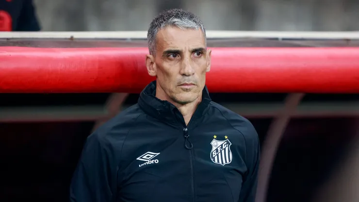RS - PORTO ALEGRE - 24/11/2025 - BRASILEIRO A 2025, INTERNACIONAL X SANTOS - Juan Pablo Vojvoda tecnico do Santos durante partida contra o Internacional no estadio Beira-Rio pelo campeonato Brasileiro A 2025. Foto: Luiz Erbes/AGIF